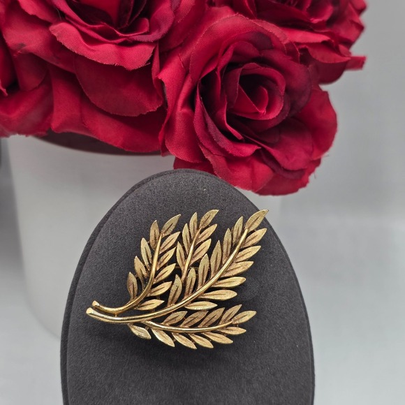 Trifari Gold Leaf Branch‎ Brooch Pin Vintage Estate Jewelry Elegant Accessory